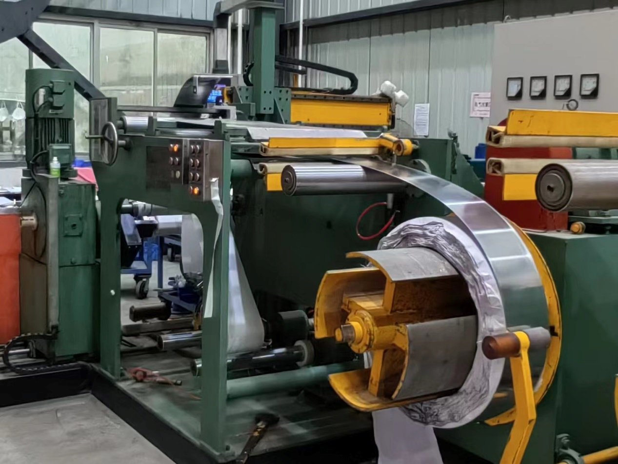 What is the difference between foil winding and wire winding in